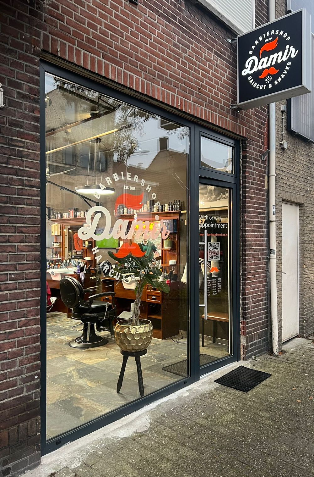 De gevel van Damir Barbiershop aan de Besterdring in Tilburg